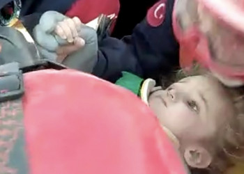 Terremoto na Turquia: menina de 3 anos é resgatada viva após 65 horas nos escombros